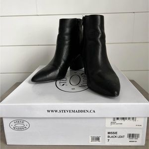 Women’s Steve Madden black leather ankle booties - size 7